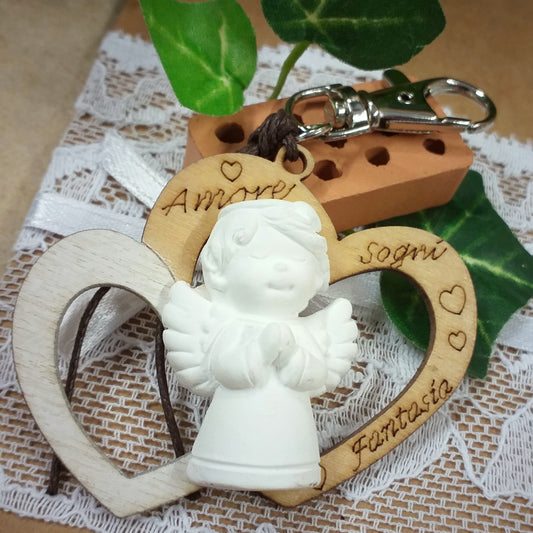 angelo bomboniere nascita Battesimo con portachiavi angioletti frase scritta gessetto su doppio cuore legno uso confezionamento confetti Prima Comunione Cresima matrimonio 18 anni anniversario laurea