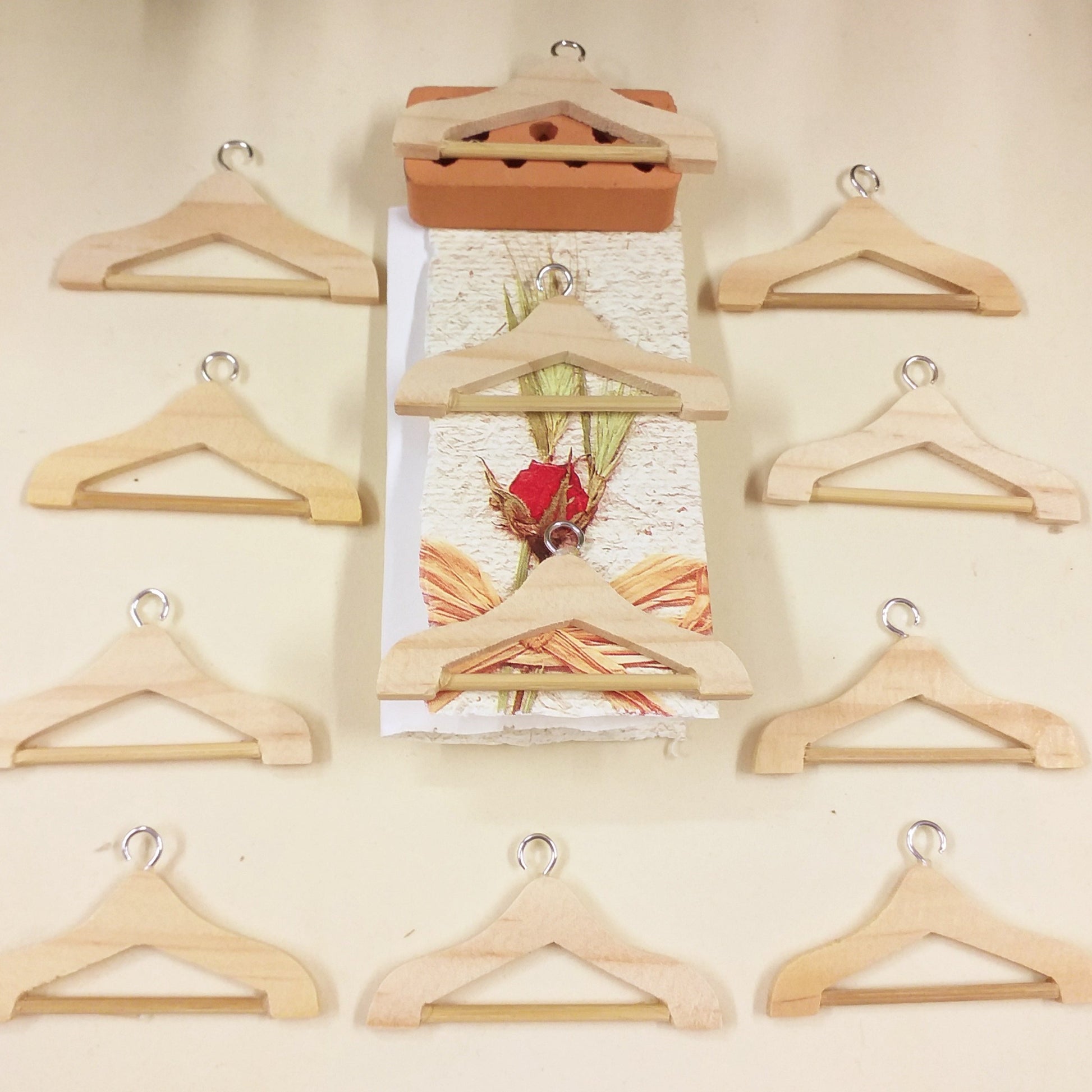 grucce attaccapanni appendiabiti appendini legno metallo uso packaging regalo vetrinistica fai da te creativo lavoretti miniature casa delle bambole segnaposto aprifesta