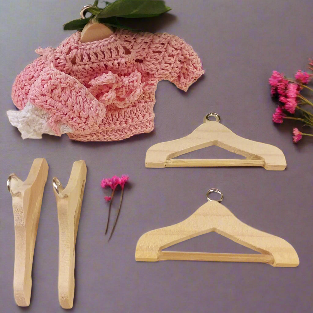 mini vestiti abiti uncinetto bimbi idea con gruccia attaccapanni appendiabiti appendino legno metallo uso packaging regalo vetrinistica fai da te creativo lavoretti miniature casa delle bambole