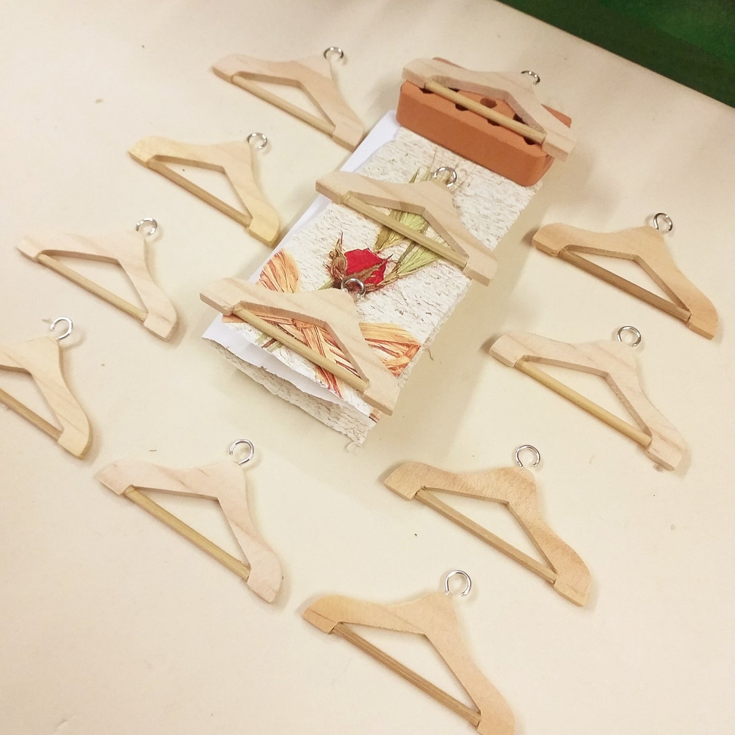 offerta grucce attaccapanni appendiabiti appendini legno metallo uso packaging regalo vetrinistica fai da te creativo lavoretti miniature casa delle bambole segnaposto aprifesta