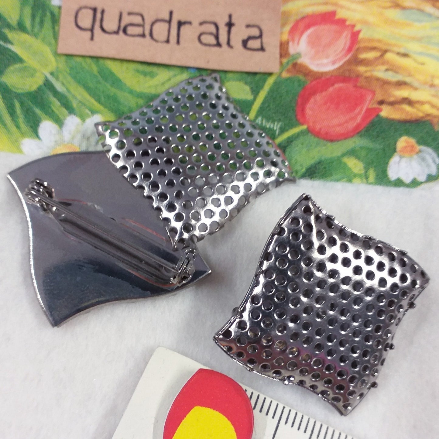 basi spille fai da te bigiotteria creare perline e charms ciondoli metallo argento castone portacabochon quadrato con retina bottone microforato argentato