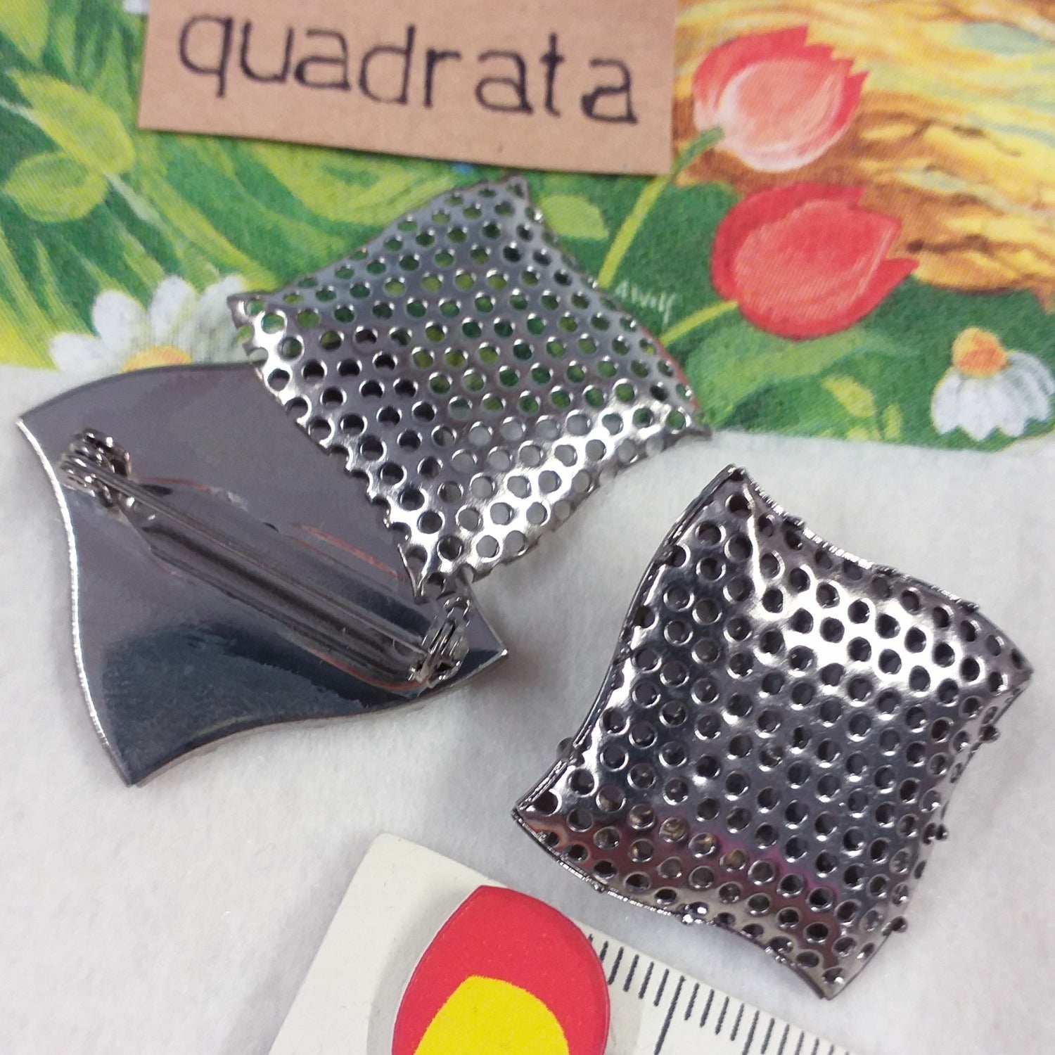 basi spille fai da te bigiotteria creare perline e charms ciondoli metallo argento castone portacabochon quadrato con retina bottone microforato argentato