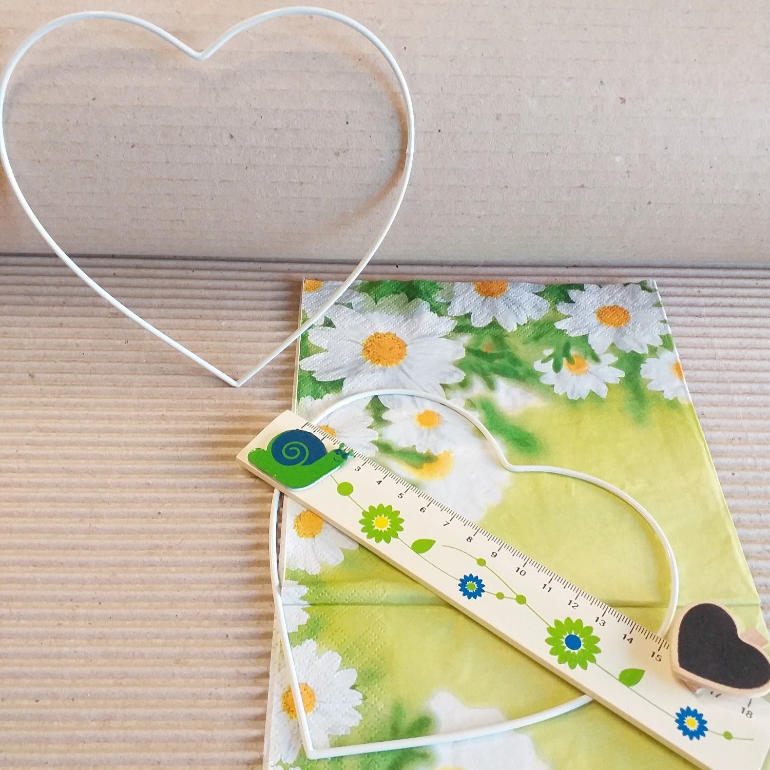 cuoricini piccoli forme anelli metallo bianco decorativi in ferro strutture uso creare ghirlande natalizie uncinetto macramè centrini giostrine acchiappasogni pasquali con piante artificiali vetrinistica festa della mamma san valentino