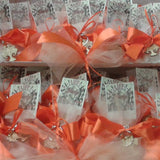 sacchetti bianchi arancio bomboniere albero della vita portachiavi legno confezionate fai da te per compleanno