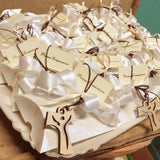 scatoline bustine bianche bomboniere artigianali Comunione Cresima Croce Tau legno francescana collana cordino confezionata confetti bigliettino scritta nastrino bianco