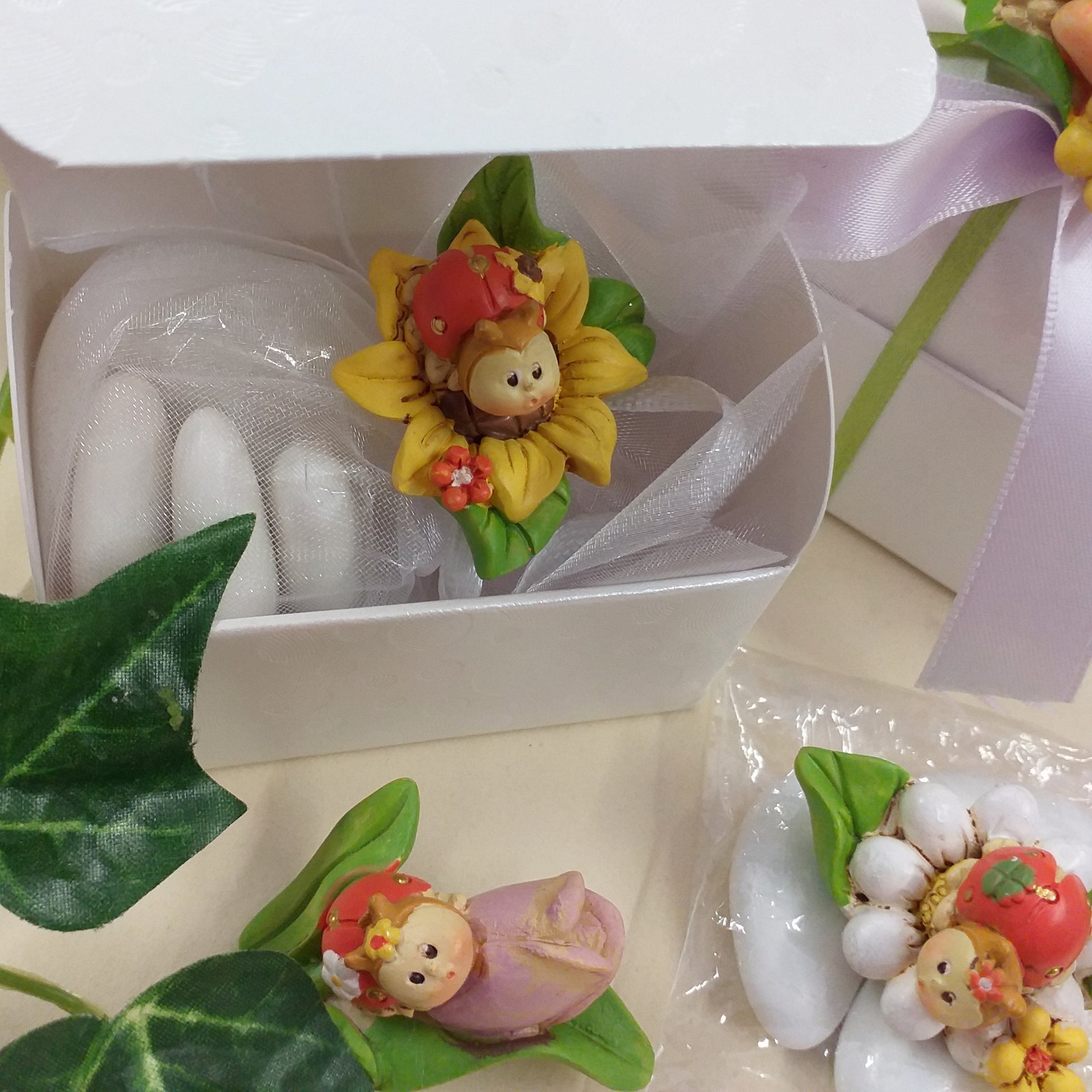 vetrina coccinelle portafortuna oggettini su fiore effetto-ceramica bomboniere fai da te e confezionate confetti Battesimo matrimonio laurea comunione con scatoline scrigno cofanetto bianco nastrini colorati