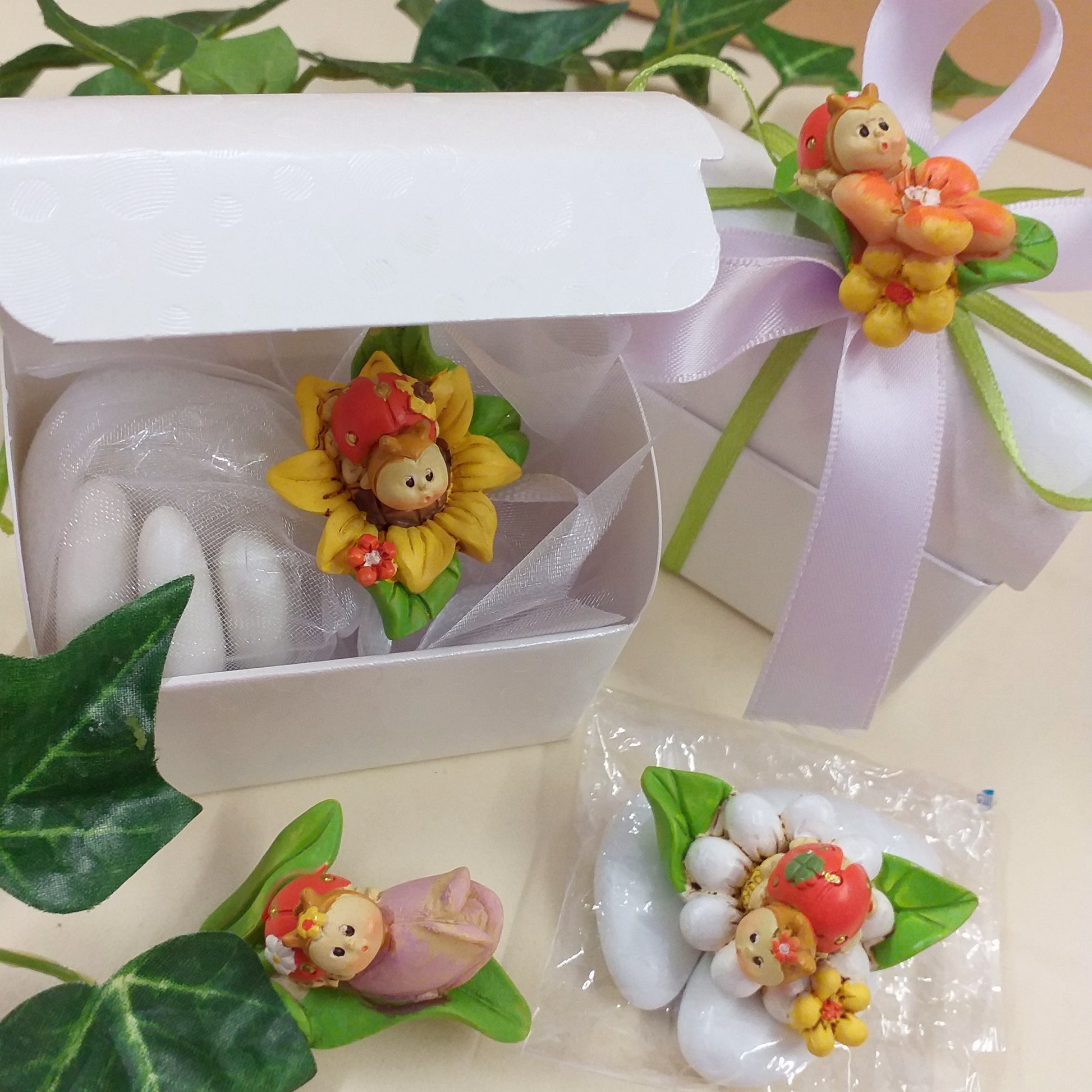 coccinelle portafortuna oggettini su fiore effetto-ceramica bomboniere fai da te e confezionate confetti Battesimo matrimonio laurea comunione con scatoline scrigno cofanetto bianco nastrini colorati