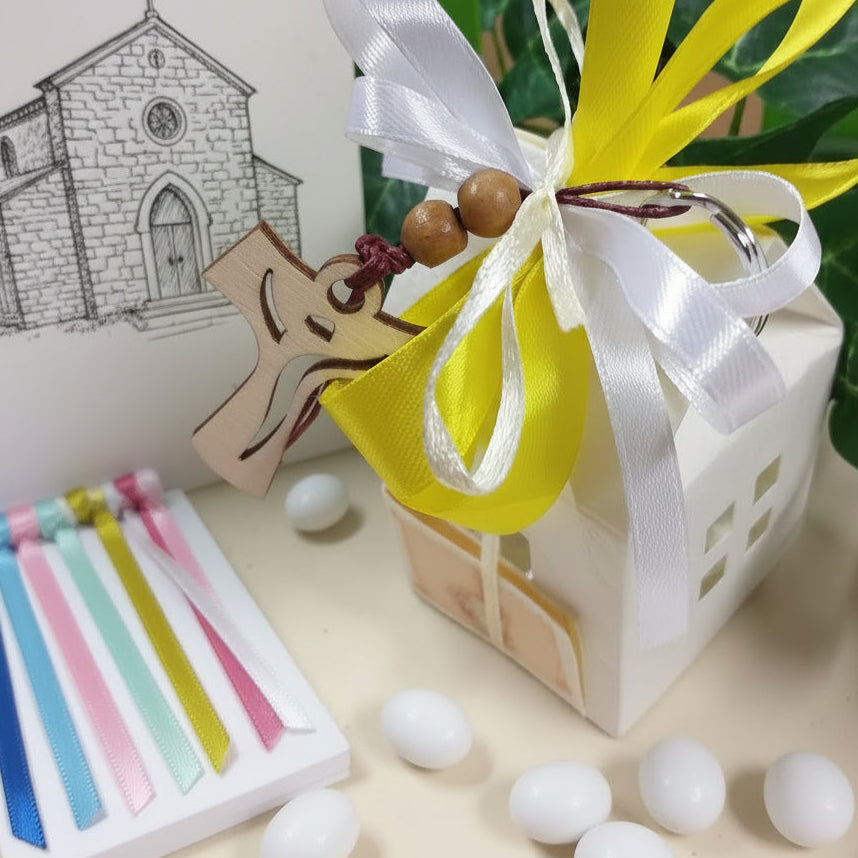 giallo bianco scatoline casetta chiesetta bomboniere francescane Prima Comunione Santa Cresima portachiavi Croce tau legno personalizzate confezionate confetti uso ricordini sacri religiosi maestre catechiste