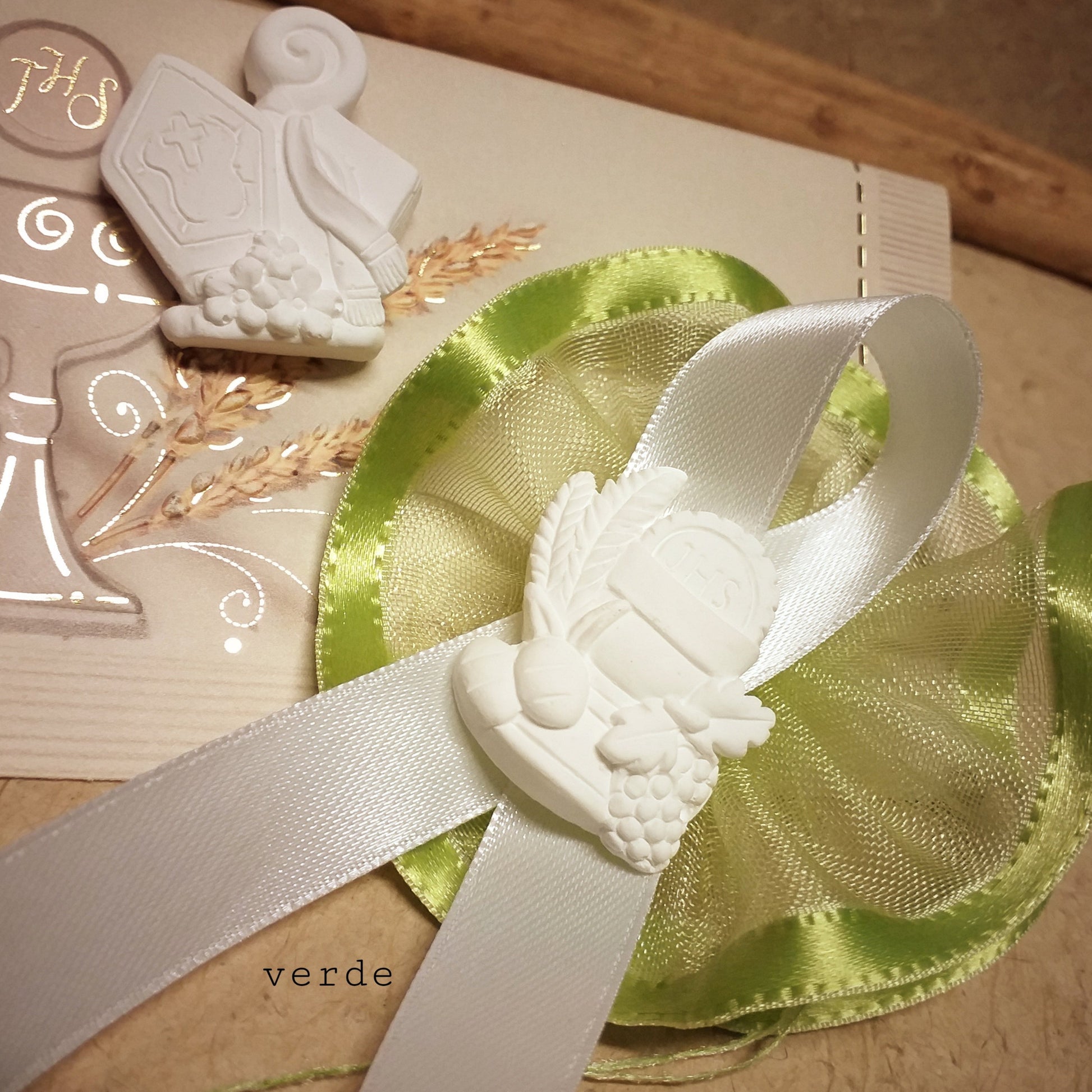 bomboniere € 1 comunione cresima gessetto mitria pastorale Calice Spighe uva coccarda confezionata nastro verde uso per segnaposto chiudipacco confezioni regalo pensierini maestre catechiste ricordini religiosi sacri