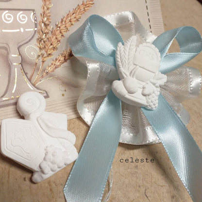 bomboniere 1 euro comunione cresima gessetto mitria pastorale Calice Spighe uva coccarda confezionata nastro bianco celeste uso per segnaposto chiudipacco confezioni regalo pensierini maestre catechiste ricordini religiosi sacri