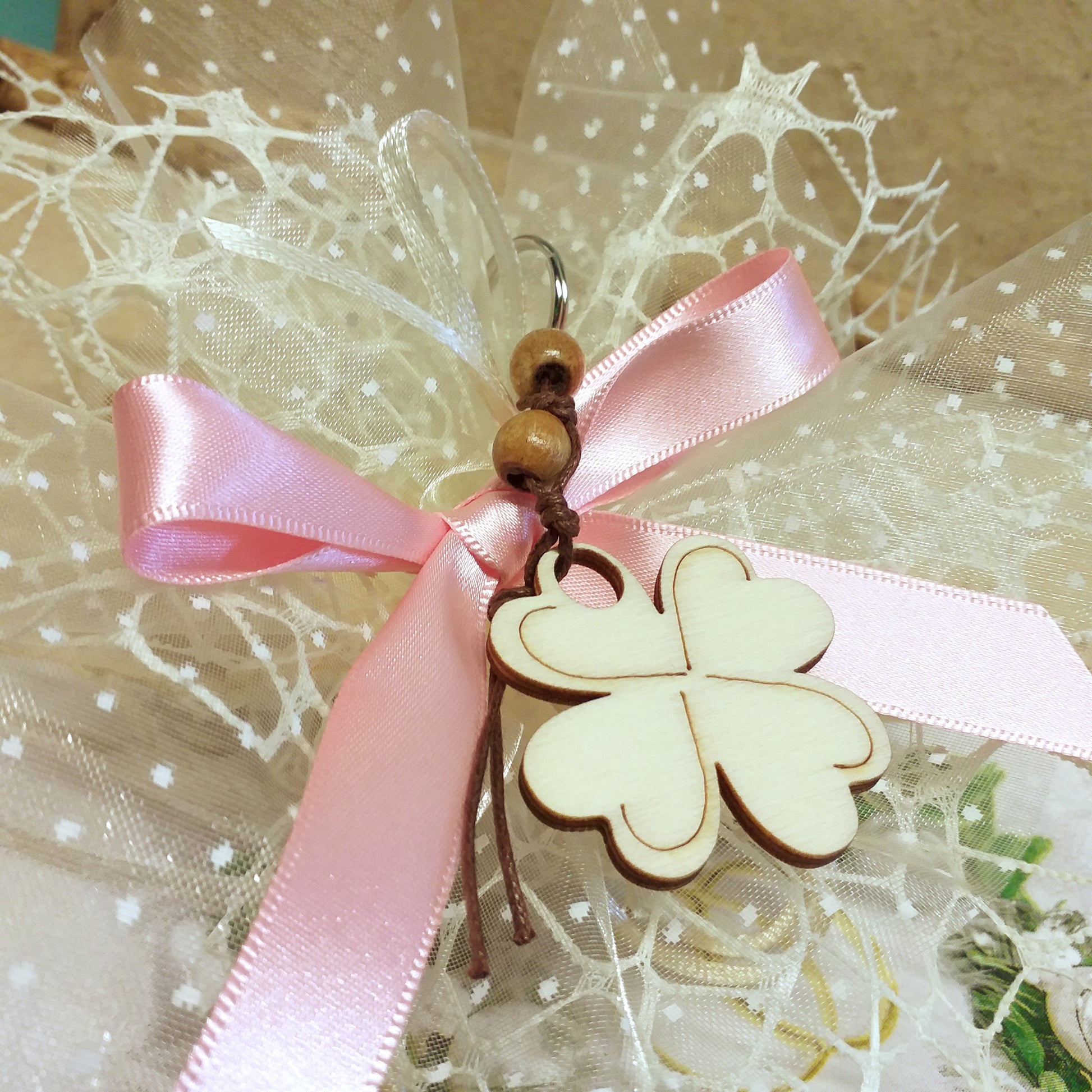 rosa bimba femminuccia sacchetto bomboniere portachiavi ciondolo quadrifoglio portafortuna nascita Battesimo Comunione matrimonio compleanno confezionato confetti