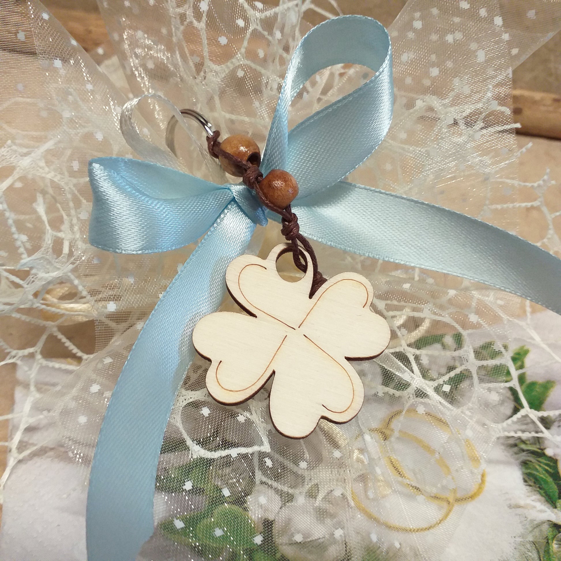 celeste azzurro bimbo maschietto sacchetto bomboniere portachiavi ciondolo quadrifoglio portafortuna nascita Battesimo Comunione matrimonio compleanno confezionato confetti