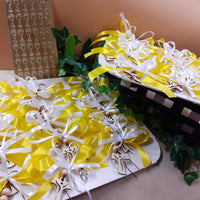 bianco giallo ricordini segnaposto confettata bomboniere prima comunione Santa Cresima con portachiavi Croce legno Tau Francescano religioso perle cordino sticker Calice