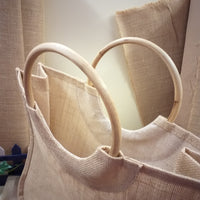 primo piano tessuto impermeabile borsa juta da rivestire con manici bambù forma trapezio da decorare con applicazioni scritte nomi corda tubolare tricotin