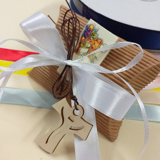 bustina cartoncino onda beige avana Tau Croce legno ciondolo collana cordoncino marrone bomboniera Santa Cresima Prima Comunione confezionata confetti bigliettino nastro coccarda bianco