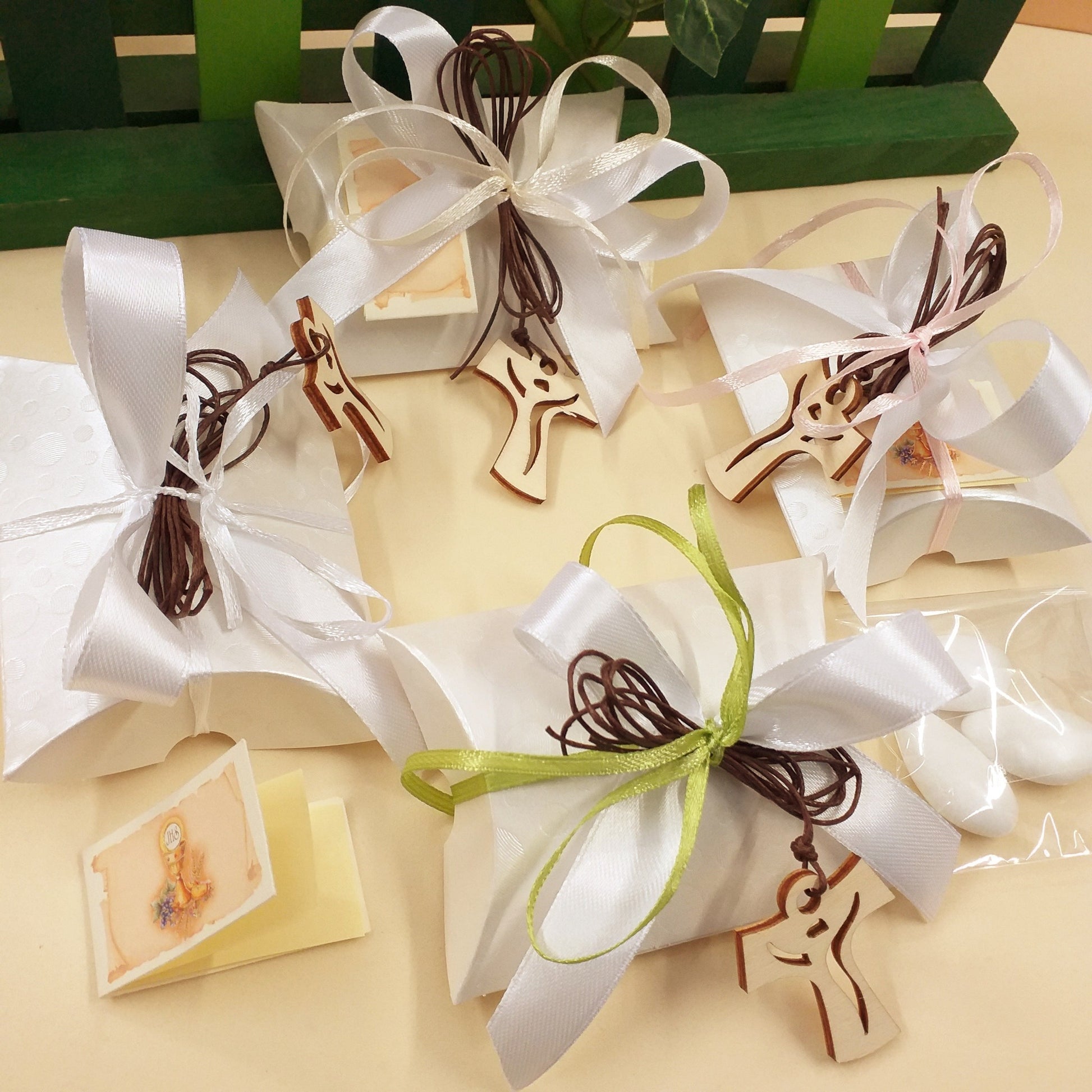 Tau Croce legno ciondolo collana cordoncino marrone bomboniera Prima Comunione Cresima bustina bianca confezionata bigliettino confetti nastrino