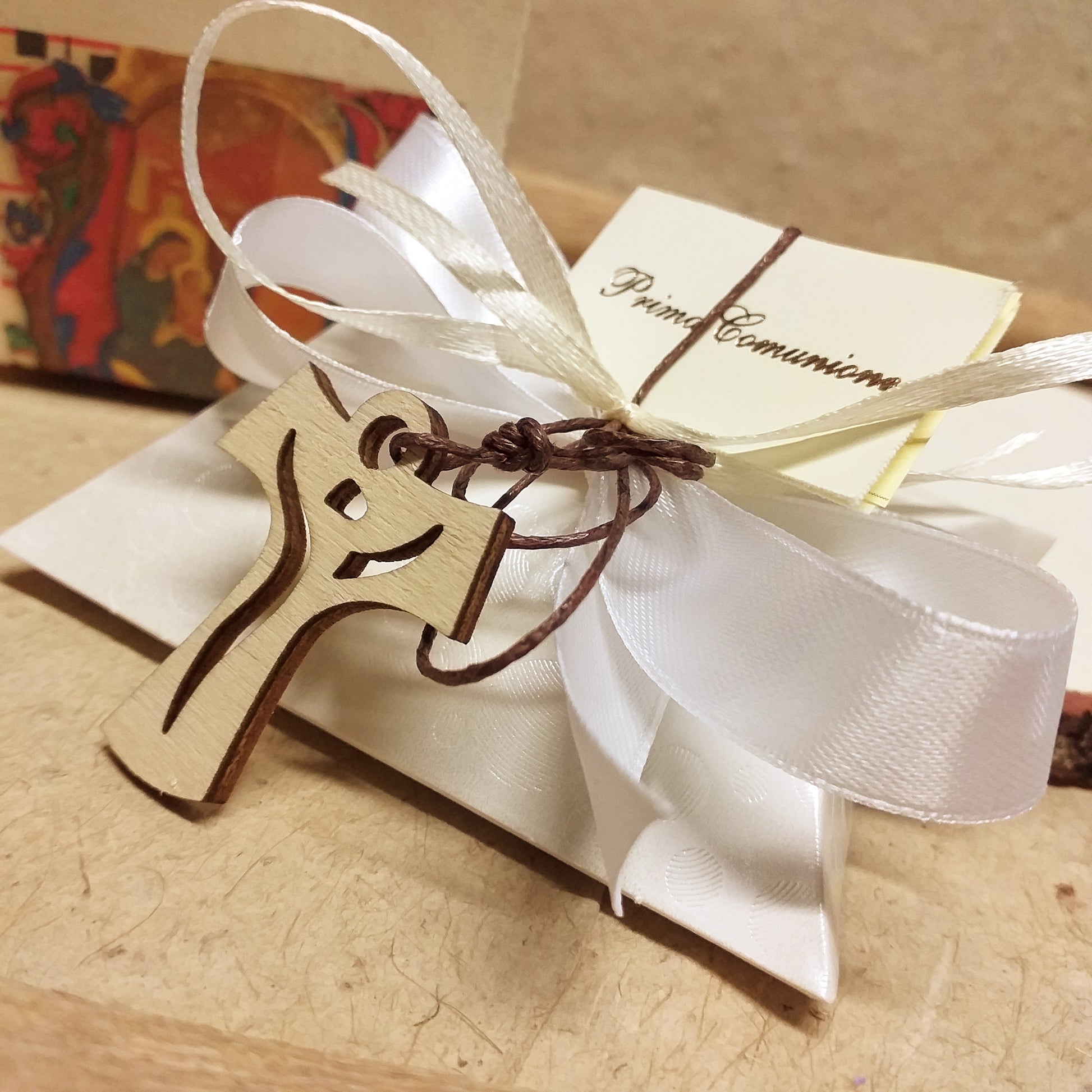 scatolina bustina bianca bomboniere artigianali Comunione Cresima Croce Tau legno francescana collana cordino confezionata confetti bigliettino scritta nastrino bianco