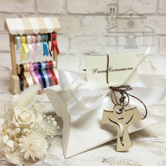 scatolina bustina bianca bomboniere Comunione Cresima Croce Tau legno francescana collana cordino confezionata confetti bigliettino scritta nastrino bianco