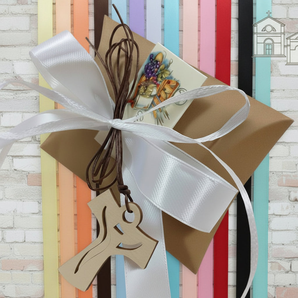 bustina cartoncino kraft beige avana Tau Croce legno ciondolo collana cordoncino marrone bomboniera Santa Cresima Prima Comunione confezionata confetti bigliettino nastro coccarda bianco