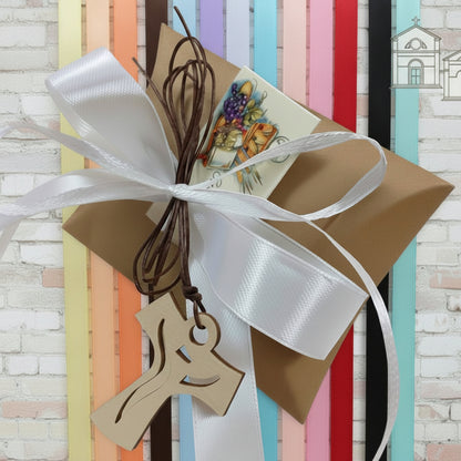 bustina cartoncino kraft beige avana Tau Croce legno ciondolo collana cordoncino marrone bomboniera Santa Cresima Prima Comunione confezionata confetti bigliettino nastro coccarda bianco