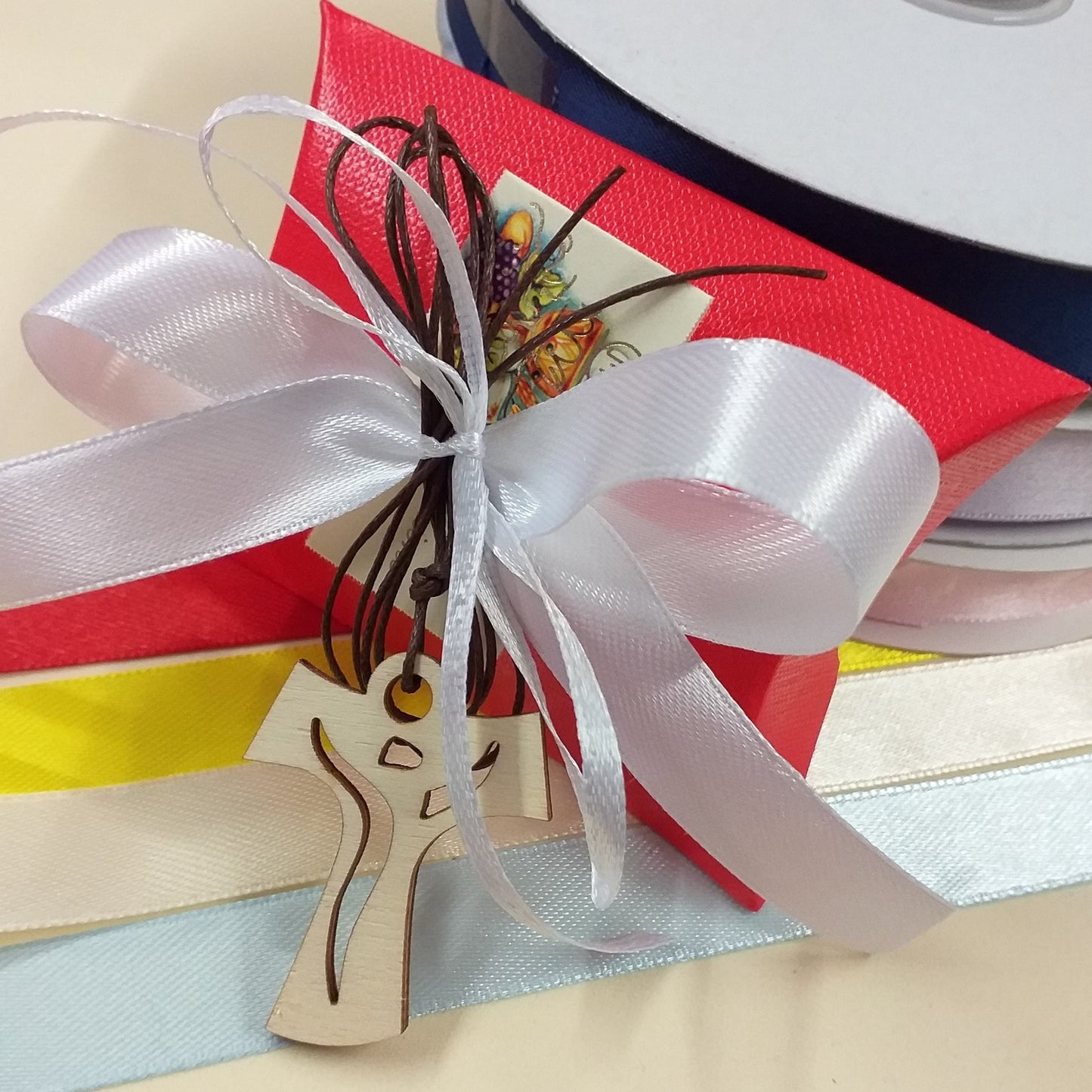 bustina rossa Tau Croce legno ciondolo collana cordoncino marrone bomboniera Santa Cresima Prima Comunione confezionata confetti bigliettino nastro coccarda bianco