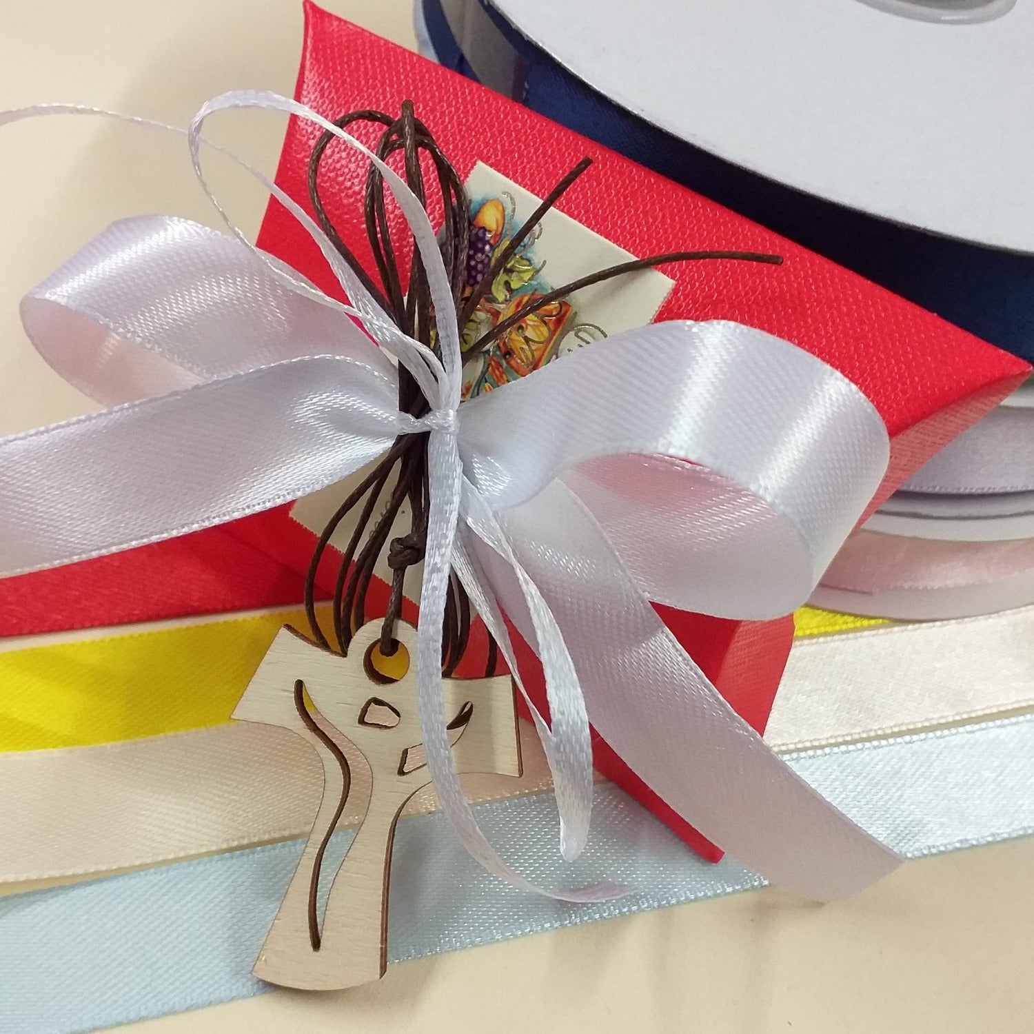 bustina rossa Tau Croce legno ciondolo collana cordoncino marrone bomboniera Santa Cresima Prima Comunione confezionata confetti bigliettino nastro coccarda bianco