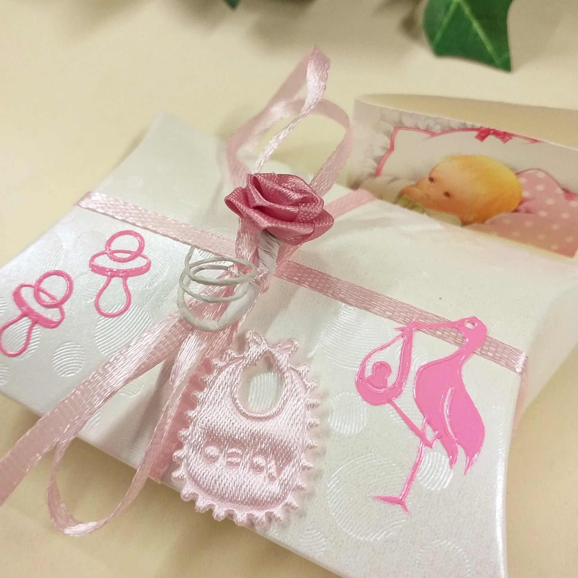 primo piano scatolina economica bustina bianca kit fai da te 1 euro offerta bomboniere rosa fucsia bimba femminuccia nascita battesimo primo compleanno bavagline baby bigliettino targhettina fiorellini sticker cicogna ciuccio