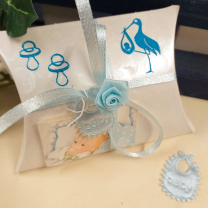 scatolina economica bustina bianca kit fai da te 1 euro offerta bomboniere celeste azzurro bimbo maschietto nascita battesimo primo compleanno bavagline baby bigliettino targhettina fiorellini sticker cicogna ciuccio