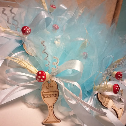 bomboniere sacre religiose ricordini confettata sacchettini bimbo bambino colore celeste azzurro Prima Comunione ciondolo calice legno pirografia Croce Tau confezionati confetti simboli spighe bigliettino