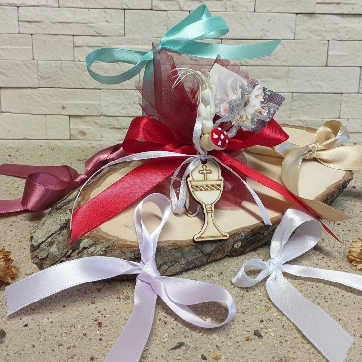 sacchettino Prima Comunione rosso cardinale colori jolly ciondolo calice legno applicazione bigliettino coccarda bouquet spiga composizione floreale con simboli confezionato confetti