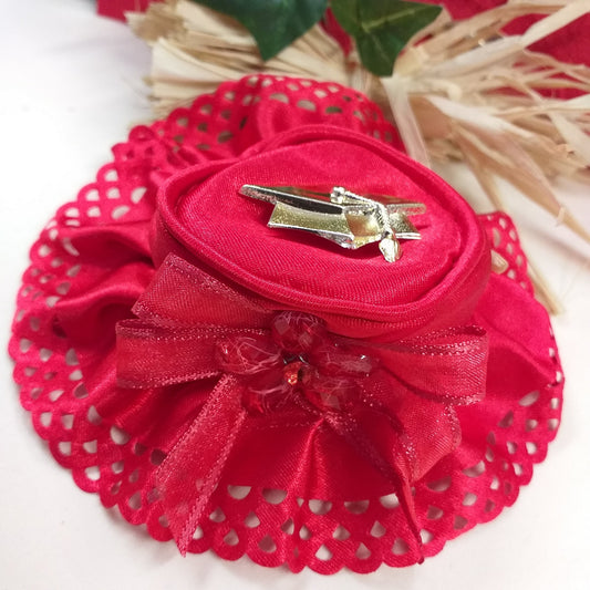 forma cappellino applicazione tocco di plastica dorata sacchetti rossi portaconfetti laurea fai da te bomboniere e confettata