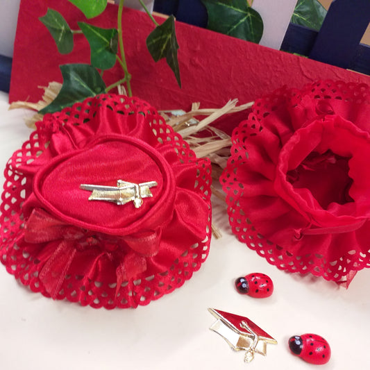vetrina forma cappellino applicazione tocco di plastica dorata sacchetti rossi portaconfetti laurea fai da te bomboniere e confettata