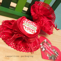 cappellino rosso tessuto etichetta cuori auguri uso packaging pick per fiori vetrine fioristi confezionare regalo festa della mamma con tags lavoretti creativi hobbistica