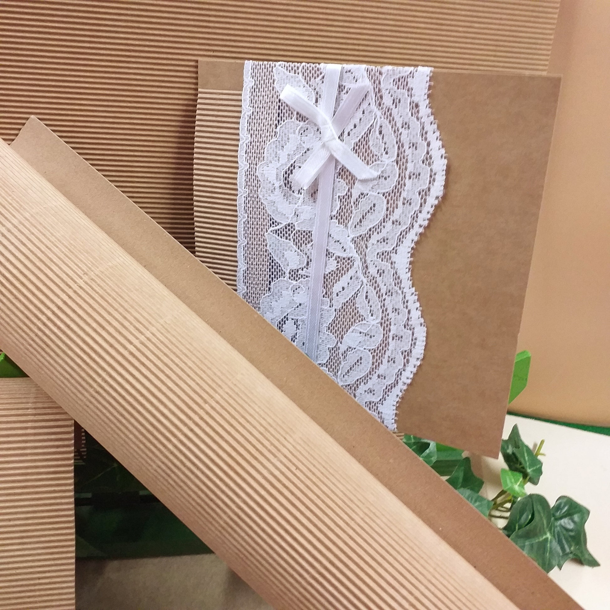 negozio di vendita online vetrina cartoncino ondulato onda avana beige naturale cartone 1 mm per lavoretti creativi bambini rivestire biglietti inviti partecipazioni confezioni regalo packaging vetrinistica