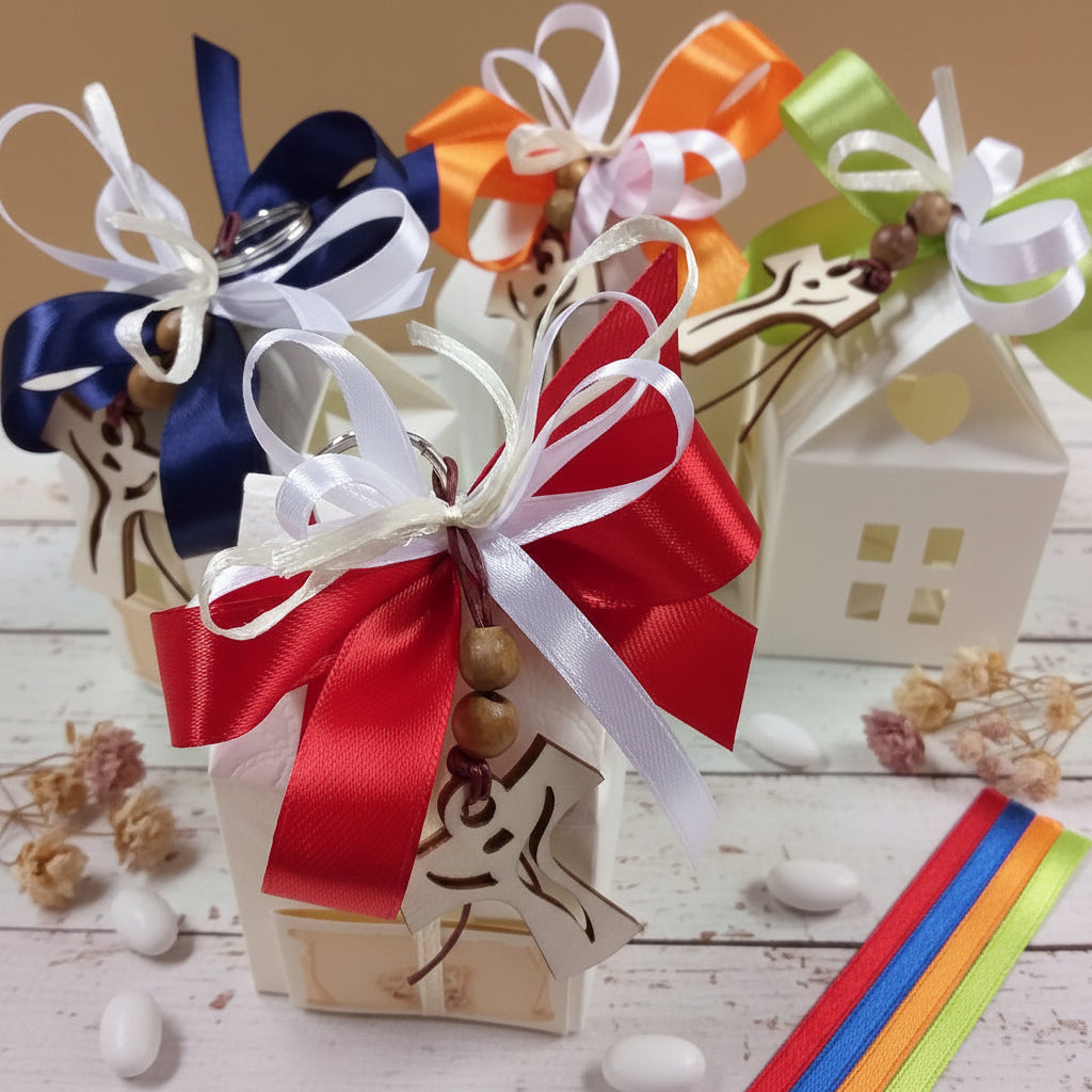 Santo Giorno Comunione Cresima simboli per confezione casetta bianca colori assortiti personalizzati con confetti bomboniere Croce legno francescana Gesù Crocifisso portachiavi Tau idea regalo a maestre catechiste ricordini pensierini