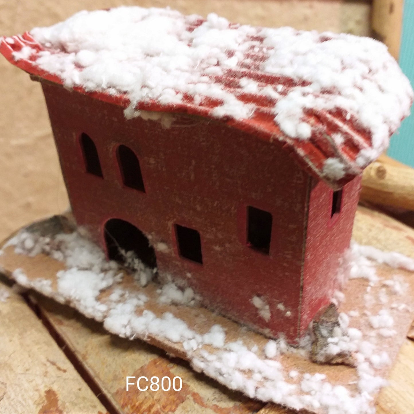 casa rossa presepe fai da te stile napoletano ambienti per scenari base legno cartone tetto innevato casolare agricolo con finestrelle porte per lucine