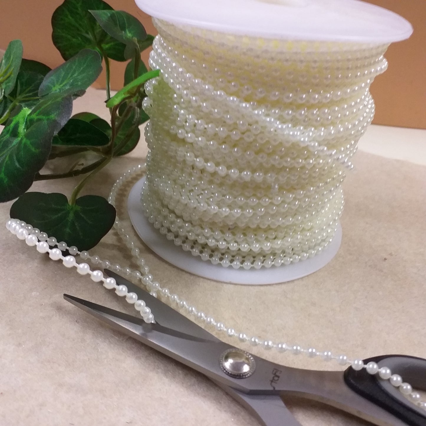 in ogni punto si può tagliare la catenina di filo perline bianche in vendita a metro per decorazioni matrimonio torte scenografiche compleanno allestimento addobbi con ghirlanda catena perle