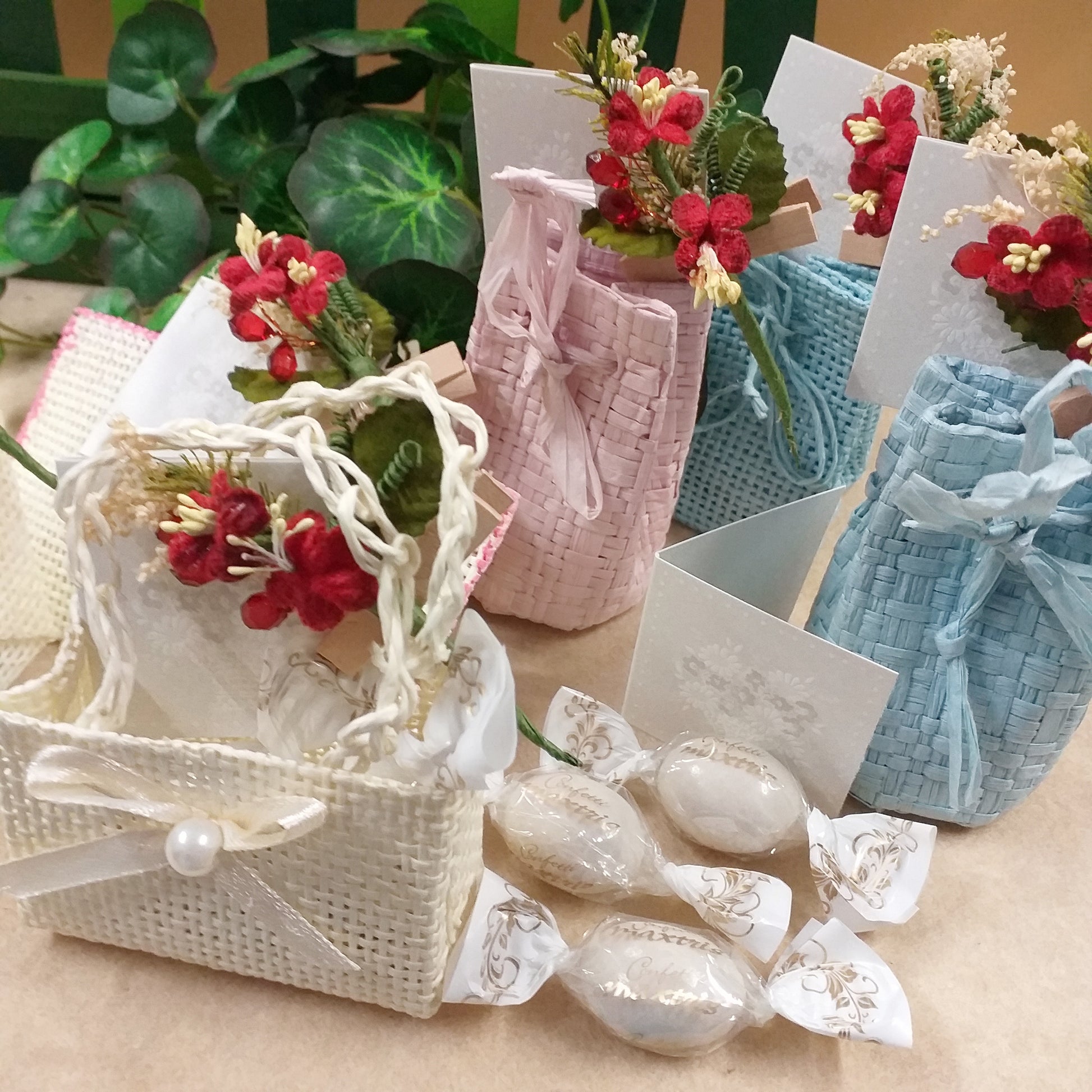 miniature di cestini piccoli mini per confezionamento confetti Twist Maxtris incartati 1 ad 1 ciocomandorla tipo caramelle packaging portaconfetti pronti o fai da te con bigliettino cestino fiori mollettina clip legno bouquet fiorellini rossi