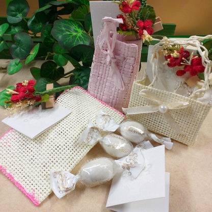 kit fai da te miniature di cestini piccoli mini per confezionamento confetti Twist Maxtris incartati 1 ad 1 ciocomandorla tipo caramelle packaging portaconfetti con bigliettino cestino fiori mollettina clip legno bouquet fiorellini rossi