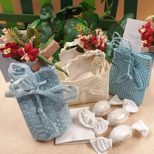 assortimento bambino maschietto ragazzino bianco azzurro celeste miniature di cestini piccoli mini per confezionamento confetti Twist Maxtris incartati 1 ad 1 ciocomandorla tipo caramelle packaging portaconfetti pronti o fai da te con bigliettino cestino fiori mollettina clip legno bouquet fiorellini rossi