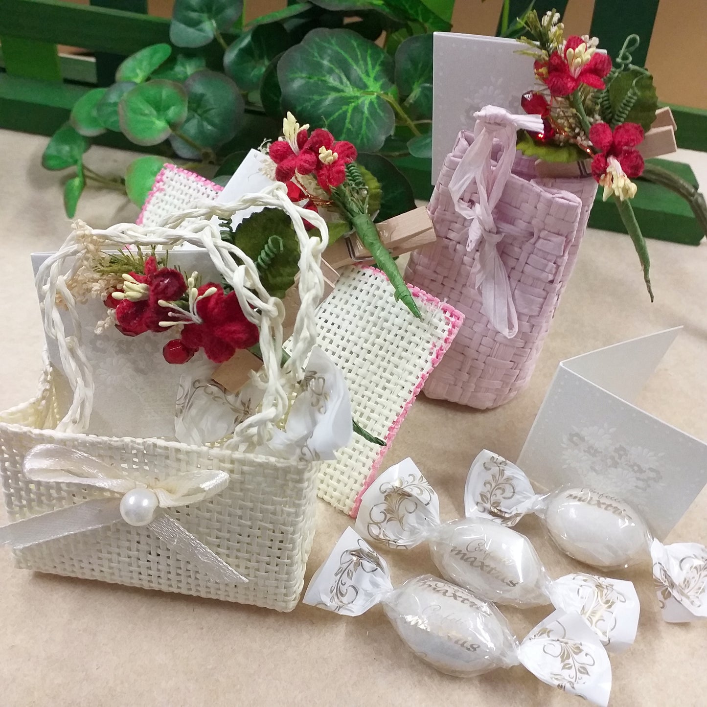 assortimento bianco panna rosa lilla miniature di cestini piccoli mini per confezionamento confetti Twist Maxtris incartati 1 ad 1 ciocomandorla tipo caramelle packaging portaconfetti pronti o fai da te con bigliettino cestino fiori mollettina clip legno bouquet fiorellini rossi