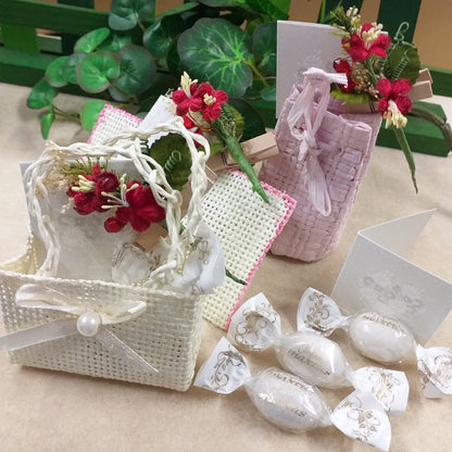 assortimento bianco panna rosa lilla miniature di cestini piccoli mini per confezionamento confetti Twist Maxtris incartati 1 ad 1 ciocomandorla tipo caramelle packaging portaconfetti pronti o fai da te con bigliettino cestino fiori mollettina clip legno bouquet fiorellini rossi