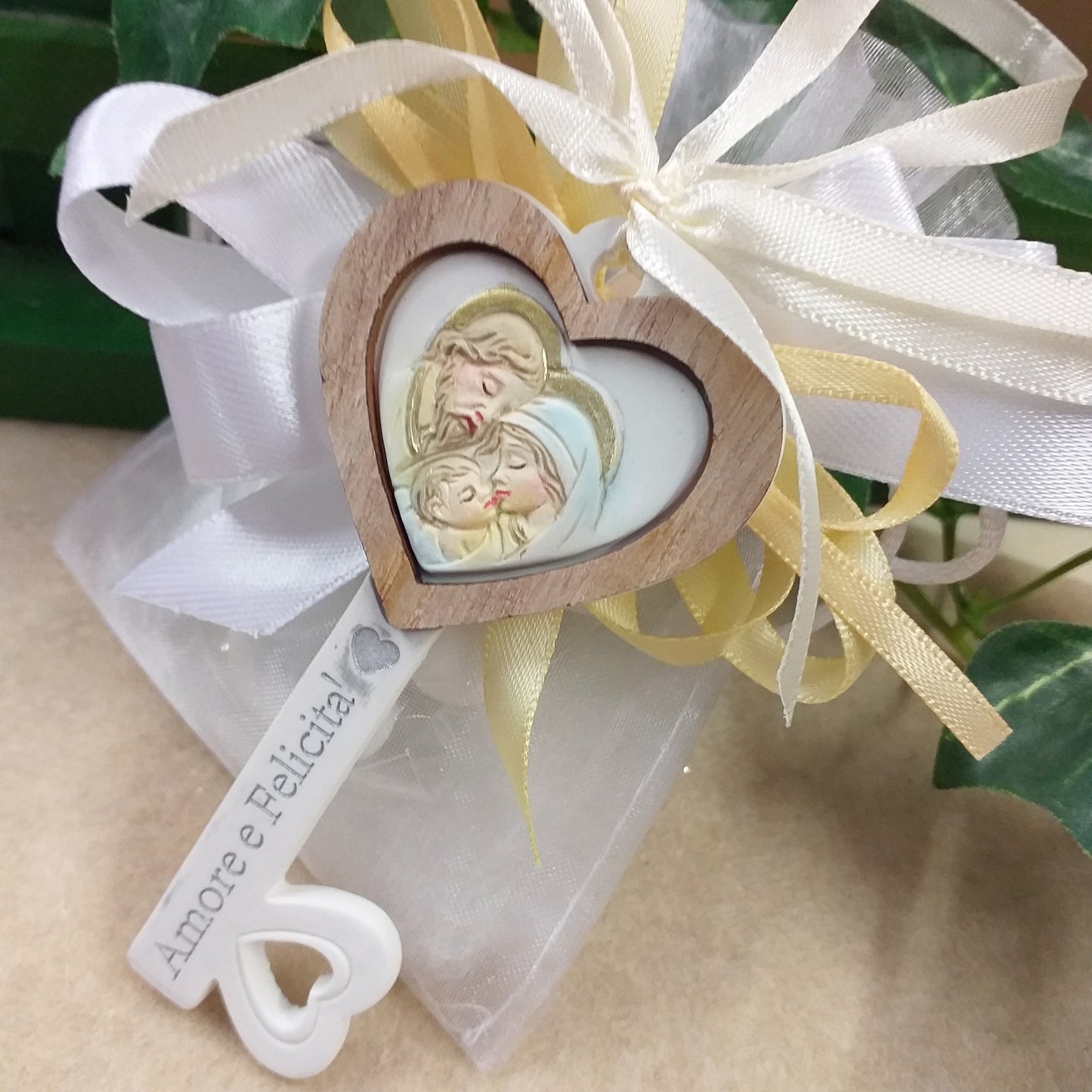 scritta frasi Amore e Felicità su oggettino in packaging sacchetto bianco nastri gialli confezionato confetti bigliettino bomboniera Prima Comunione Santa Cresima Battesimo matrimonio icona Sacra Santa famiglia chiave ricordino religioso