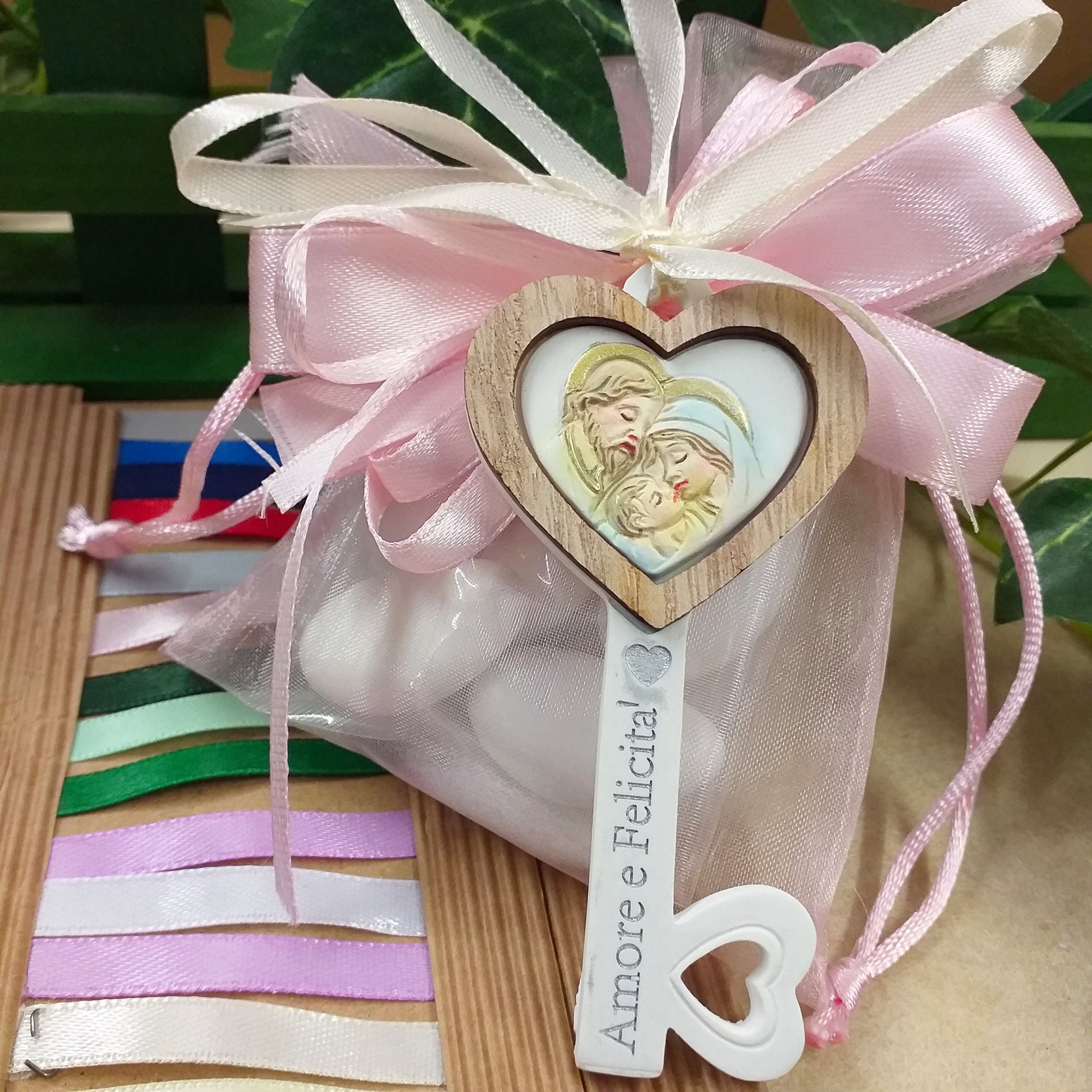 scritta frasi Amore e Felicità su oggettino in packaging sacchetto rosa bambina femminuccia nastrino confezionato confetti bigliettino bomboniera Prima Comunione Santa Cresima Battesimo matrimonio icona Sacra Santa famiglia chiave ricordino religioso