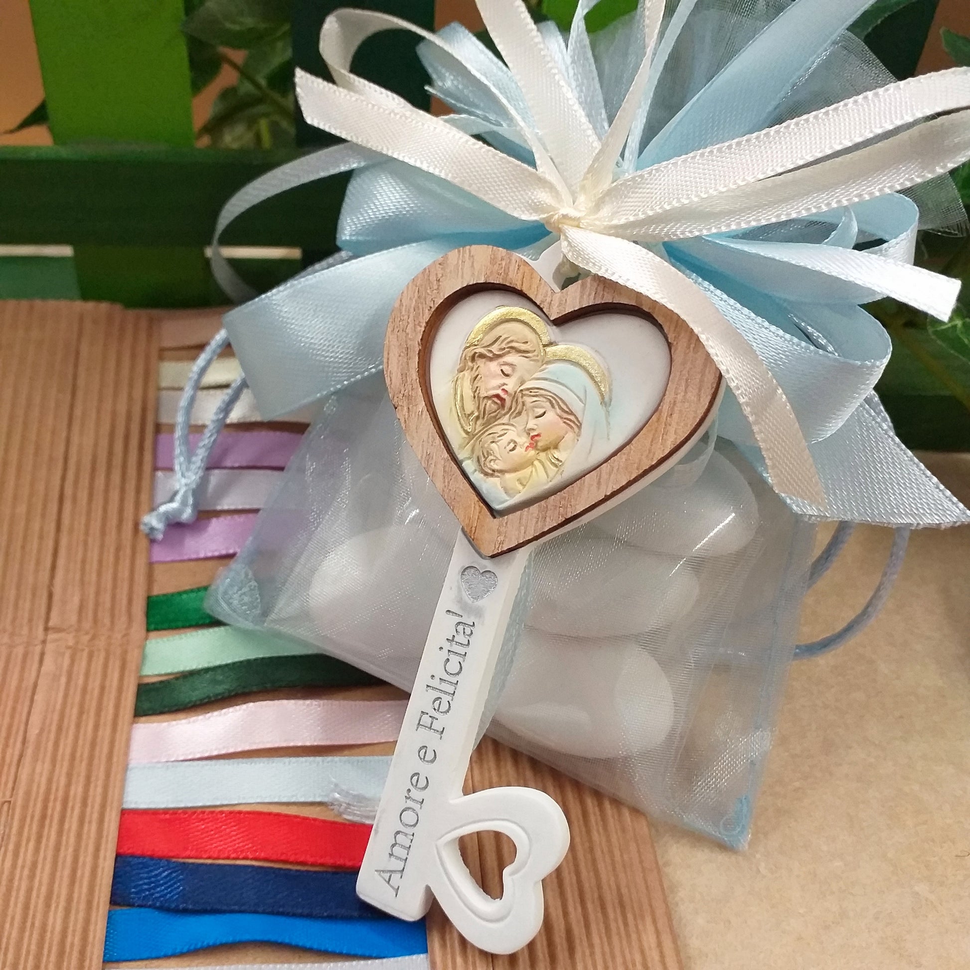 scritta frasi Amore e Felicità su oggettino in packaging sacchetto celeste azzurro per maschietto bambino confezionato confetti bigliettino bomboniera Prima Comunione Santa Cresima Battesimo matrimonio icona Sacra Santa famiglia chiave ricordino religioso