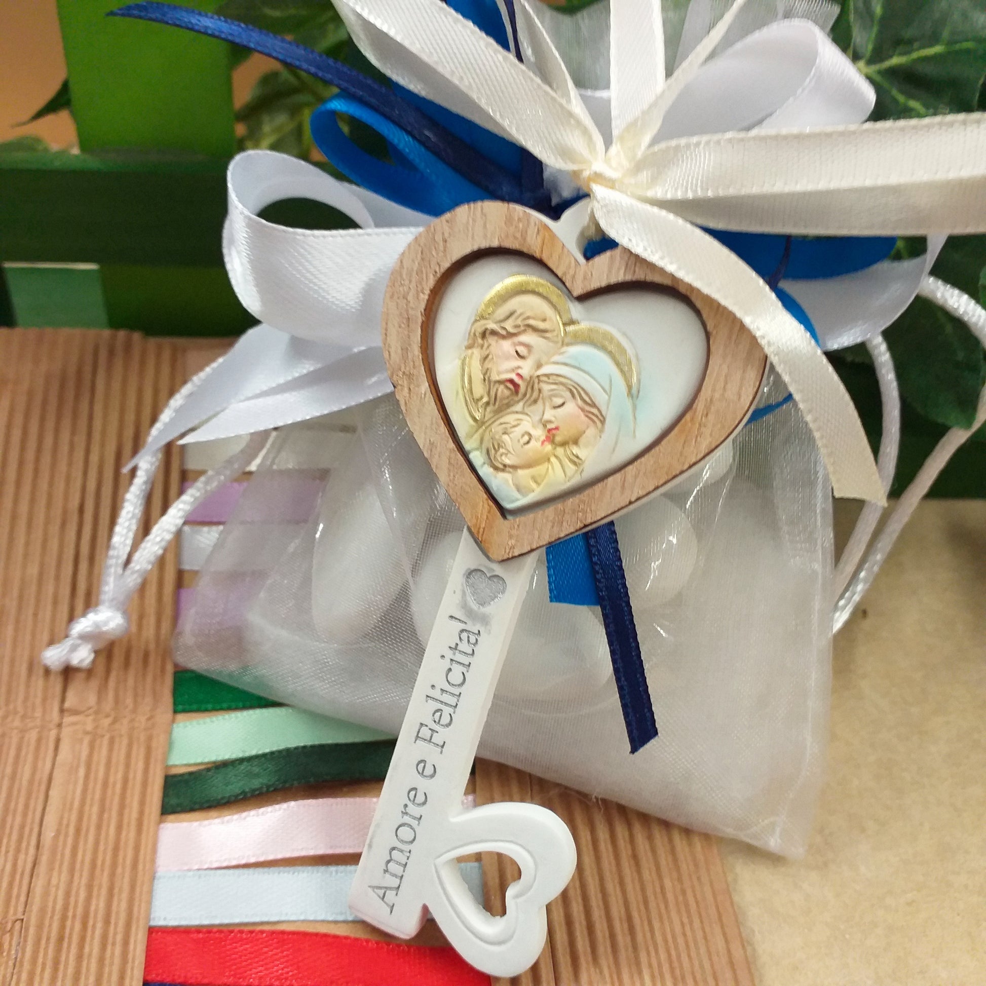 scritta frasi Amore e Felicità su oggettino in packaging sacchetto bianco nastri blu notte indaco confezionato confetti bigliettino bomboniera Prima Comunione Santa Cresima Battesimo matrimonio icona Sacra Santa famiglia chiave ricordino religioso