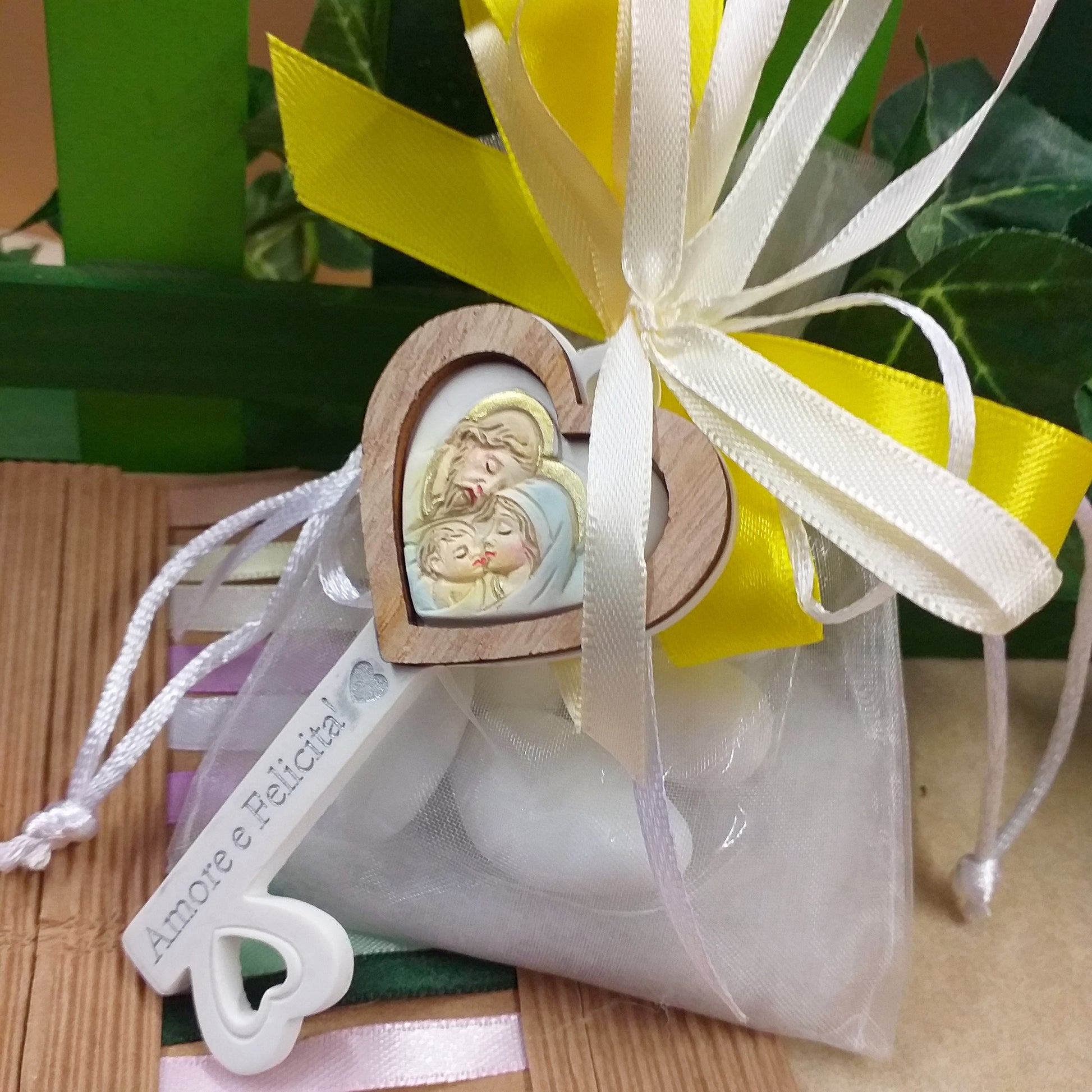 scritta frasi Amore e Felicità su oggettino in packaging sacchetto bianco nastri gialli crema confezionato confetti bigliettino bomboniera Prima Comunione Santa Cresima Battesimo matrimonio icona Sacra Santa famiglia chiave ricordino religioso per ragazzini