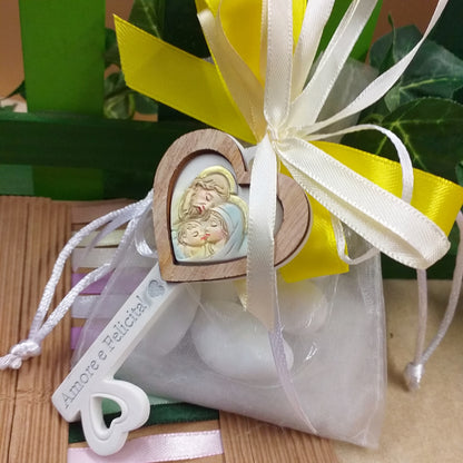 scritta frasi Amore e Felicità su oggettino in packaging sacchetto bianco nastri gialli crema confezionato confetti bigliettino bomboniera Prima Comunione Santa Cresima Battesimo matrimonio icona Sacra Santa famiglia chiave ricordino religioso per ragazzini