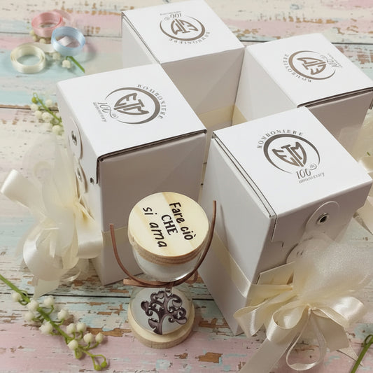 Colore panna avorio oggettistica da regalo e bomboniera uso confezionamento confetti clessidra vetro legno frasi stampate con scatola bianca packaging confezionare tulle nastro bigliettino prima comunione bambino maschietto
