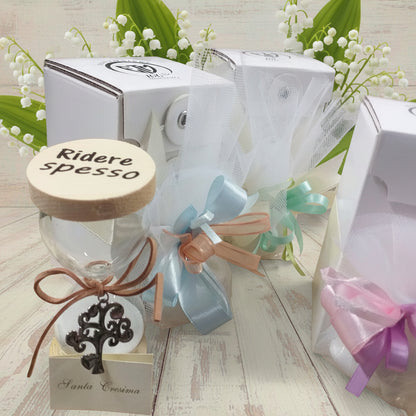 Comunione cresima oggettistica da regalo e bomboniera uso confezionamento confetti clessidra vetro legno frasi stampate con scatola bianca packaging confezionare fai da te colori pastello azzurro pesca verdino rosa lilla